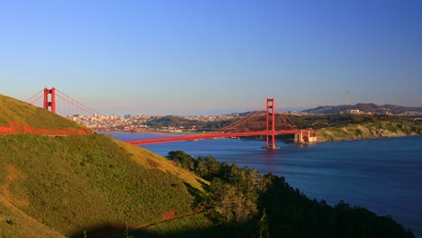 Wunderschöne-Malerische-Aussicht-Auf-Die-Golden-Gate-Bridge,-Schwenken-Von-Links-Nach-Rechts-Während-Des-Sonnenuntergangs,-San-Francisco,-Kalifornien,-USA
