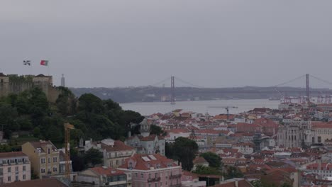 Imágenes-Del-Paisaje-Urbano-De-Lisboa-Con-El-Puente-25-De-Abril-Al-Fondo-En-Un-Día-Nublado-En-Lisboa,-Portugal