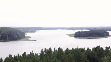 Panoramablick-Von-Einem-Aussichtspunkt-Auf-Eine-Atemberaubende-Naturlandschaft-Mit-Fluss-Und-Wald