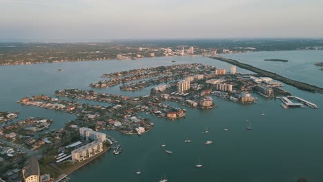 Atemberaubende-Luftaufnahmen-Von-Clearwater-Harbor,-Florida-Bei-Sonnenuntergang