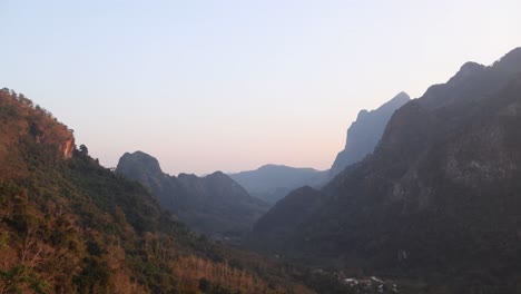 Wunderschöner-Sonnenuntergang-über-Einem-Bergtal-In-Der-Bergstadt-Nong-Khiaw-In-Laos,-Südostasien