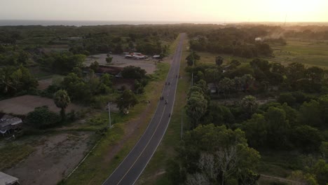 Vista-Aérea,-Puesta-De-Sol-Con-Gran-Carretera-Entre-La-Sabana-Y-La-Costa-Del-Mar