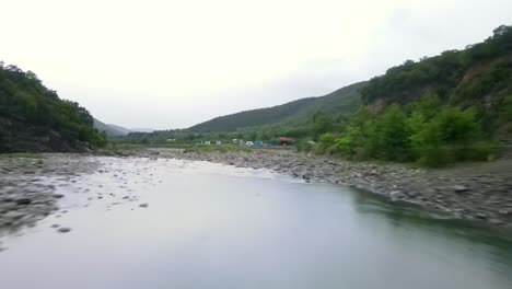 El-Hombre-Se-Encuentra-En-El-Puente-Que-Conduce-A-Los-Baños-Termales-De-Benja-En-Albania.