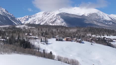Atemberaubende-Winterlandschaft-Mit-Majestätischen,-Schneebedeckten-Rocky-Mountains