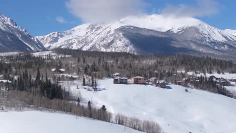 Amazing-Winter-scenery-of-majestic-Rocky-Mountains-capped-by-snow