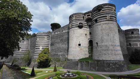 Jardines-A-Lo-Largo-De-Los-Bastiones-Del-Castillo-De-Angers,-Francia.-Panorámica