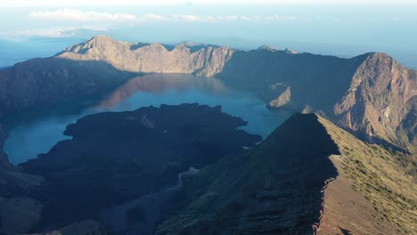 Mount-Rinjani-Bei-Wunderschönem-Sonnenaufgang,-Der-Zweithöchste-Vulkan-Indonesiens