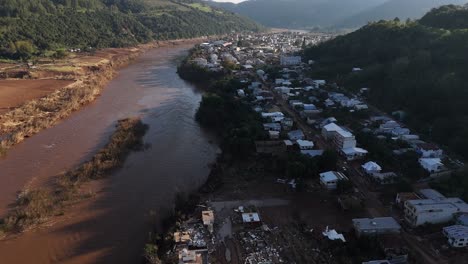 La-Destrucción-De-Propiedades-A-Lo-Largo-De-La-Orilla-Del-Río-Y-El-Aumento-Del-Nivel-Del-Agua-Traen-Más-Amenazas