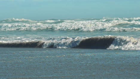 Meereswellen-Ziehen-Sich-Am-Strand-Zurück-Und-Erzeugen-Rückspülung