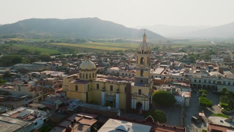 Vuelo-Panorámico-De-Reconocimiento-Aéreo-De-La-Iglesia-Diocesana-Santuario-En-El-Centro-De-La-Ciudad-De-Tamazula-De-Gordiano,-órbita-De-Derecha-A-Izquierda