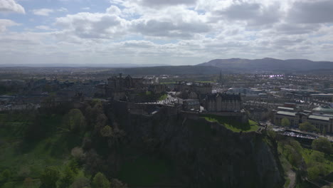 Luftaufnahme-Der-Stadt-Edinburgh-Und-Der-Burg-Auf-Einem-Felsvorsprung---Sonniger-Tag