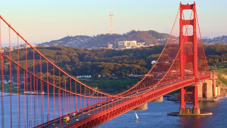 Golden-Gate-Bridge-In-San-Francisco-Von-Einem-Aussichtspunkt-Mit-Blick-Auf-Die-Bucht,-Kalifornien,-USA