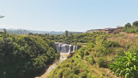 Reisterrassenfelder-Mit-Blick-Auf-Einen-Riesigen-Wasserfall-In-Der-Landschaft-Madagaskars