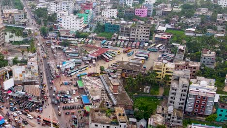 überfüllte-Szene-Der-Urbanisierung-Mit-Straßenverkehr-In-Der-Nähe-Der-Bushaltestelle-Rupatoli-In-Der-Stadt-Barisal-In-Bangladesch