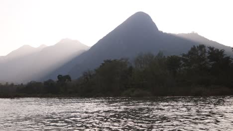 Bergschichten-In-Der-Sonne-In-Der-Bergstadt-Nong-Khiaw-In-Laos,-Südostasien