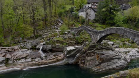 Die-Ponte-Dei-Salti-Brücke-Mit-Zwei-Bögen-Blickt-über-Das-Grüne-Bachwasser-In-Der-Schweiz