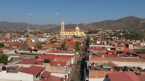 Dolly-Aéreo-En-Vuelo-Con-Vista-A-Una-Zona-Residencial-Y-Al-Santuario-Diocesano-En-Tamazula-De-Gordiano