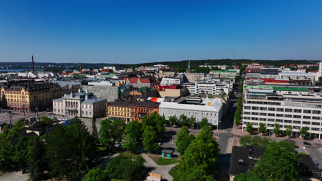Aerial-view-of-the-Kirjastonpuisto-park-and-the-cityscape-of-Tampere,-Finland