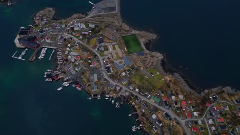 Tranquilo-Y-Pacífico-Pueblo-De-Reine,-Noruega