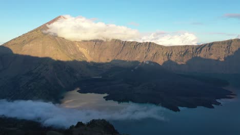 Mount-Rinjani-Bei-Wunderschönem-Sonnenuntergang,-Der-Zweithöchste-Vulkan-Indonesiens