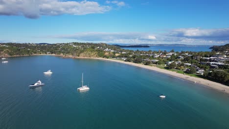 Idyllic-View-Of-Beach,-Big-Oneroa-Beach-In-Waiheke-Island,-New-Zealand---Aerial-Drone-Shot