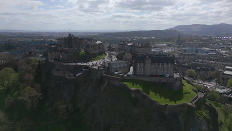 Hermoso-Castillo-De-Edimburgo-En-Escocia-En-Una-Soleada-Antena-De-Primavera