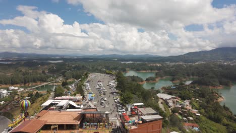 Vista-Panorámica-Sobre-La-Roca-De-Guatapé,-Impresionante-Paisaje-Lacustre-Desde-200-Metros-De-Altitud,-Colombia