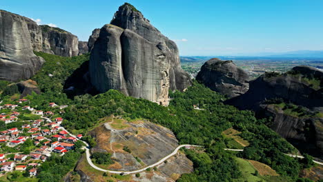 Drohnenaufnahme-Von-Meteora,-Griechenland,-Ikonische-Klippen-Mit-Orthodoxen-Klöstern-An-Einem-Sonnigen-Tag