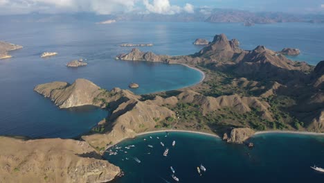 Vista-Aérea-De-La-Isla-De-Padar,-El-Parque-Nacional-De-Komodo,-Indonesia