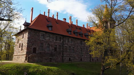 Steinmauern-Und-Rotes-Dach-Der-Burg-Cesvaines,-Seitenansicht