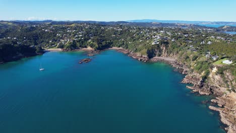 Aerial-View-Of-Scenic-Beaches-In-Waiheke-Island,-Auckland,-New-Zealand---Drone-Shot