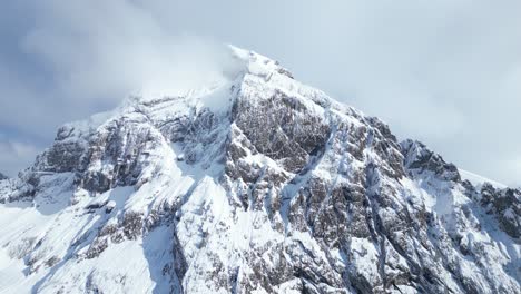 Toma-Hacia-Atrás-De-Las-Montañas-Nevadas-De-Fronalpstock-Glarus,-Suiza