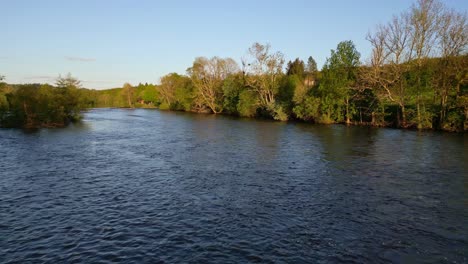 Drohne-Fliegt-In-Geringer-Höhe-über-Dem-Fluss-Vienne-In-Der-Landschaft-Von-Saint-Victurnien,-Nouvelle-Aquitaine-In-Frankreich