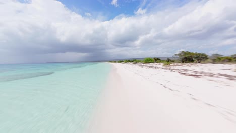 Vuelo-FPV-Sobre-La-Playa-De-Arena-Blanca-En-Bahía-De-Las-Águilas-En-Pedernales,-República-Dominicana.