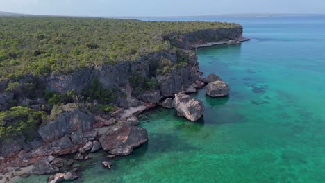 Felsbrocken-Und-Felsige-Klippen-Des-Jaragua-Nationalparks-Bei-Bahia-De-Las-Aguilas-In-Der-Dominikanischen-Republik