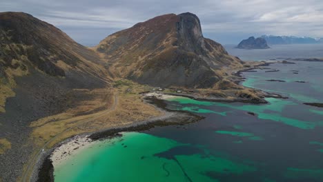 Herrliche-Lofoten,-Türkisfarbenes-Ruhiges-Meer,-Mit-Mehreren-Inseln-In-Der-Ferne