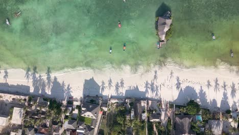 Sonnenuntergang-Schatten-Der-Palmen-Und-Das-Rock-Restaurant-Am-Strand-Von-Sansibar