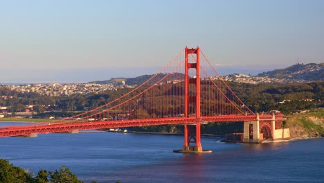 Golden-Gate-Bridge-Mit-Malerischem-Aussichtspunkt-Mit-Blick-Auf-Die-Bucht-Bei-Sonnenuntergang-Mit-Warmem-Sonnenlicht,-San-Francisco,-Kalifornien,-USA