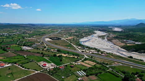 Luftaufnahme-Des-Flusses-Pineios-In-Der-Nähe-Der-Meteora-Klöster-In-Thessalien,-Griechenland