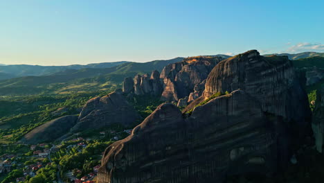 Formaciones-Rocosas-Masivas-De-Meteora---Complejo-De-Monasterios-Declarados-Patrimonio-De-La-Humanidad-Por-La-Unesco-En-Tesalia,-Grecia