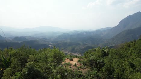Toma-De-Drones-Del-Bosque-En-Las-Montañas-En-Una-Caminata-En-La-Ciudad-Montañosa-De-Nong-Khiaw-En-Laos,-Sudeste-Asiático