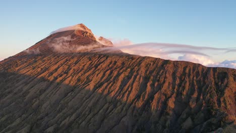 Mount-Rinjani-Bei-Sonnenuntergang,-Der-Zweithöchste-Vulkan-Indonesiens