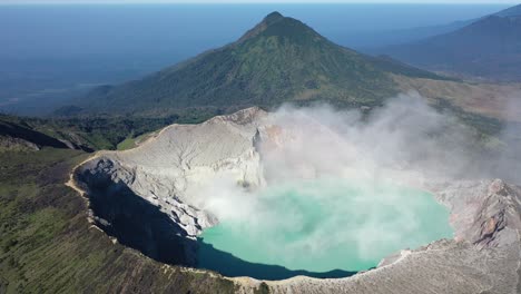 Vista-Aérea-Del-Monte-Bromo-En-El-Hermoso-Amanecer,-Java,-Indonesia