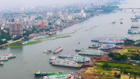 Avión-Drone-Volar-Sobre-Dhaka-Bangladesh-Río-Buriganga-Paisaje-Urbano-Barco-Puerto-Ciudad-Vista-Panorámica