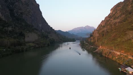 Drohnenaufnahme-Des-Flusstals-In-Der-Bergstadt-Nong-Khiaw-In-Laos,-Südostasien