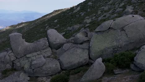 Seitlicher-Flug-Mit-Einer-Drohne,-Die-Eine-Markante-Gruppe-Aufeinanderfolgender-Steine-Visualisiert-Und-Durch-Die-Aufnahme-In-70-Mm-Einen-Parallaxeffekt-Erzeugt.-Das-Set-Endet-In-Einem-Großen-Zeremoniellen-Stein-Navarrevisca-Avila