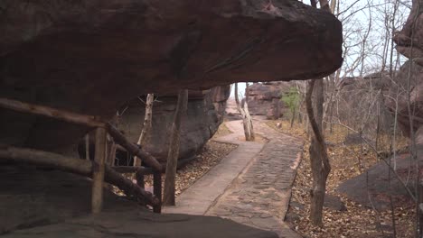 Foto-Fija-De-Cuevas-Prehistóricas-Con-Pinturas-Rupestres-Y-Refugios-Rocosos-En-Bhimbetka-En-Bhopal,-Madhya-Pradesh,-India.