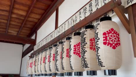 Linternas-De-Papel-Y-Escritura-Kanji-En-Las-Paredes-Del-Templo-Genkō-an-En-Kioto,-Japón