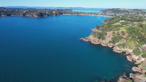 Tranquilo-Paisaje-Marino-En-La-Isla-Waiheke,-Auckland,-Nueva-Zelanda---Disparo-De-Drone