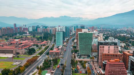 Luftaufnahme-Einer-Drohne,-Fliegen-Sie-Durch-Santiago-De-Chile,-Die-Lateinamerikanische-Stadt-Avenue,-Mit-Hyperlapse-Und-Geschäftigem-Verkehr